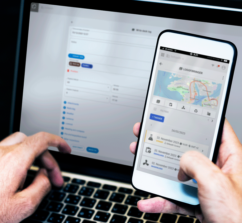 Bildet viser en person med en laptop i fanget, og med en mobiltelefon i høyre hånd. Laptop og mobiltelefon viser utsnitt fra Norseye Appen.